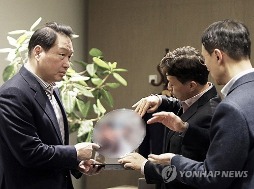 지난 1월 SK하이닉스 이천캠퍼스를 방문한 최태원 회장. [SK수펙스추구협의회 제공 / 연합뉴스]